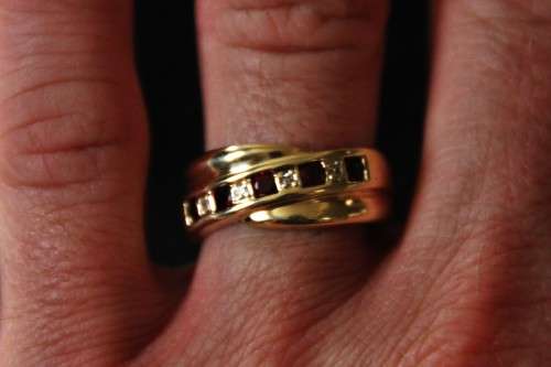 *RING*STUNNER!!! UNUSUAL TWIST DESIGN SOLID 9CT YELLOW GOLD , GARNETS AND DIAMONDS RING-VALUE R4850
