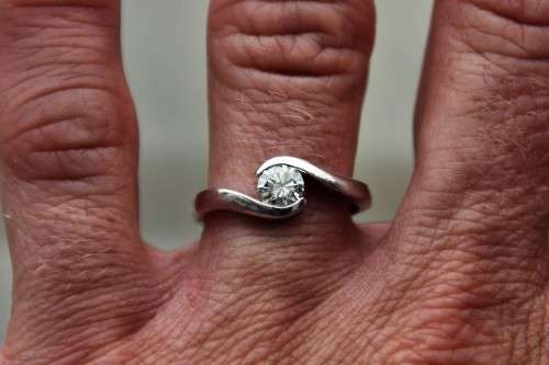 *DIAMOND*WOW!!!! VERY HIGH QUALITY/GRADE DIAMOND SET IN 18 CT WHITE GOLD - VALUTAION R39 800.00