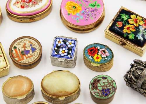 *PILLS*LARGE COLLECTION OF 21 VINTAGE PILL CONTAINERS INCLUDING MICO MOSAIC !