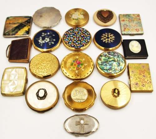 *COMPACTS*LARGE COLLECTION OF 19 VINTAGE POWDER COMPACTS !