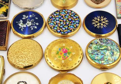 *COMPACTS*LARGE COLLECTION OF 19 VINTAGE POWDER COMPACTS !