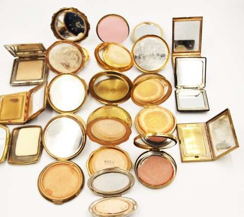 *COMPACTS*LARGE COLLECTION OF 19 VINTAGE POWDER COMPACTS !