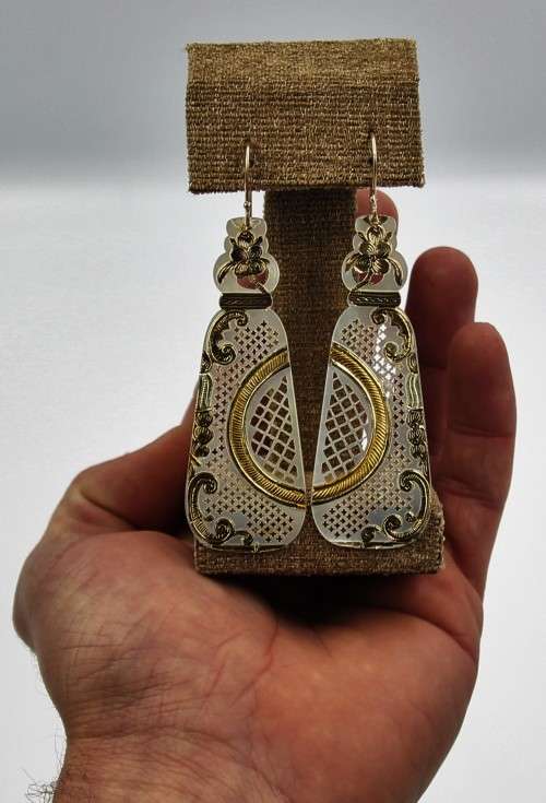 *EARRING*WOW!MOST BEAUTIFUL LONG CARVED MOTHER OF PEARL DROP EARRINGS WITH GOLD FOILS DETAIL !!