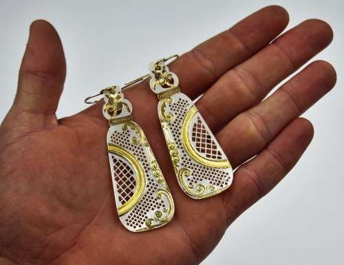 *EARRING*WOW!MOST BEAUTIFUL LONG CARVED MOTHER OF PEARL DROP EARRINGS WITH GOLD FOILS DETAIL !!