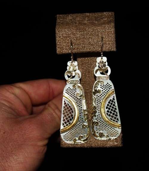 *EARRING*WOW!MOST BEAUTIFUL LONG CARVED MOTHER OF PEARL DROP EARRINGS WITH GOLD FOILS DETAIL !!