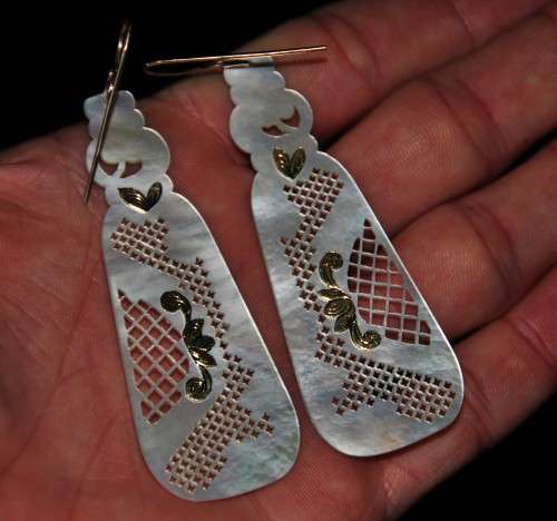 *EARRING*WOW!MOST BEAUTIFUL LONG CARVED MOTHER OF PEARL DROP EARRINGS WITH GOLD FOILS DETAIL !!