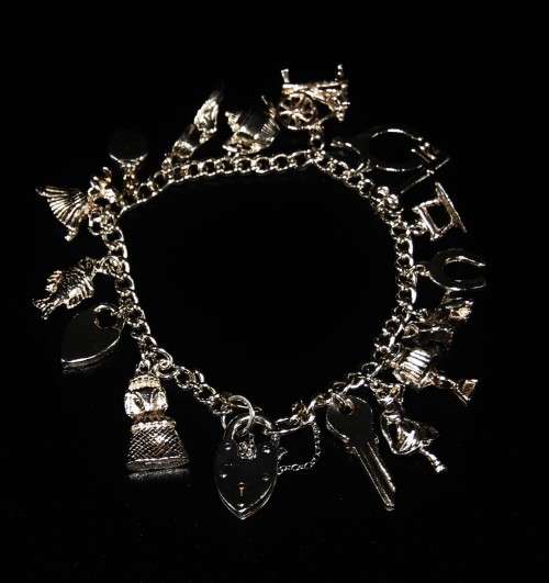 *CHARMS*WOW !HALLMARK STERLING SILVER CHARMS BRACELET WITH HEART PADLOCK CLASP !