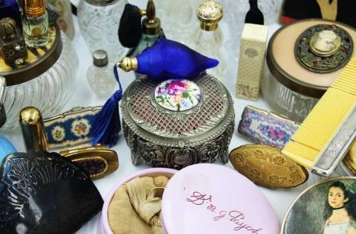 *LADIES*WOW! VERY LARGE LOT OF VINTAGE LADIES DRESSER ITEMS !!! LOOK !!! ONE BID FOR ALL !!!