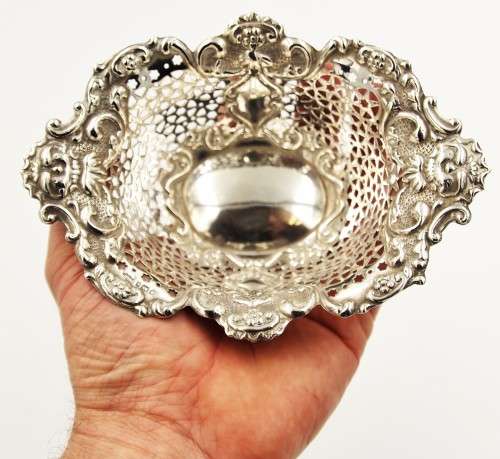 *SILVER*WOW LOT OF FOUR MATCHING HALLMARK SILVER PIERCED BON BON DISHES BY WALKER & HALL-HIGH VALUE