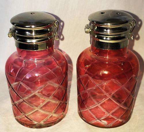 VINTAGE GLASS SALT AND PEPPER SHAKERS ! LOVELY PAIR IN GREAT CONDITION !