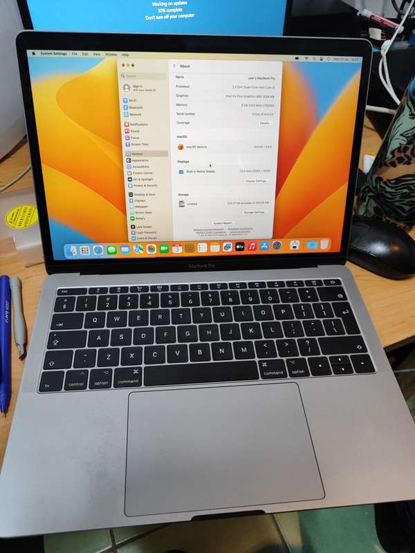 MacBook Pro 2017 - 13 inch - New Battery - Core i5 - 8GB RAM - 256GB SSD