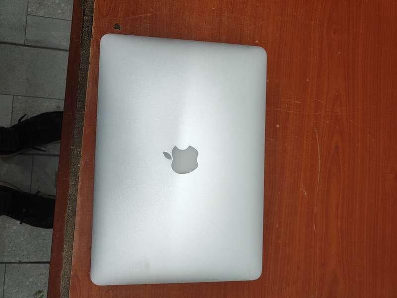 Macbook Air - 13 inch, 2017 - Intel i5 - 8GB Ram - 256GB SSD