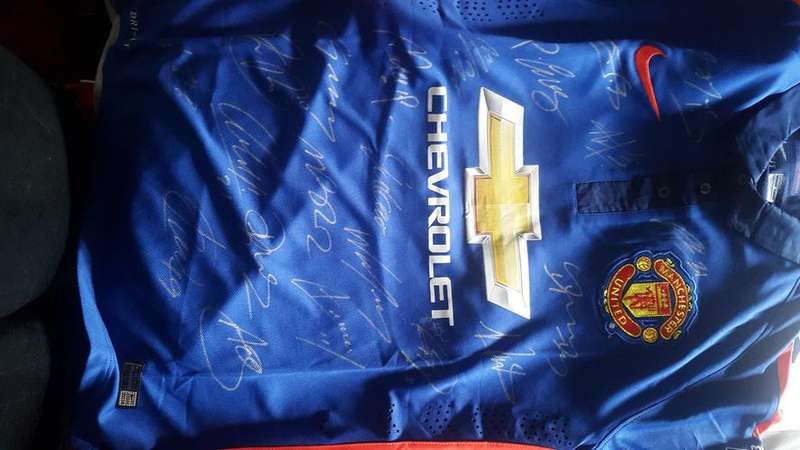 Manchester United jersey signed by the 2015 squad
