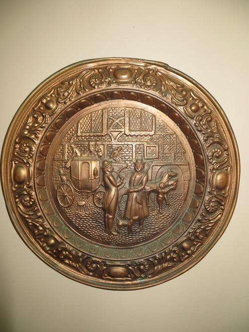 BEAUTIFUL CARRIAGE SCENE LARGE BRASS WALL PLAQUE (Made in England..So much detail!!)