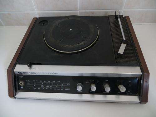 VINTAGE TOSHIBA RECORD PLAYER/FM AM RADIO PLAYER