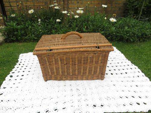 VINTAGE PICNIC BASKET...PERFECT FOR THOSE SUMMER DAYS/EVENINGS