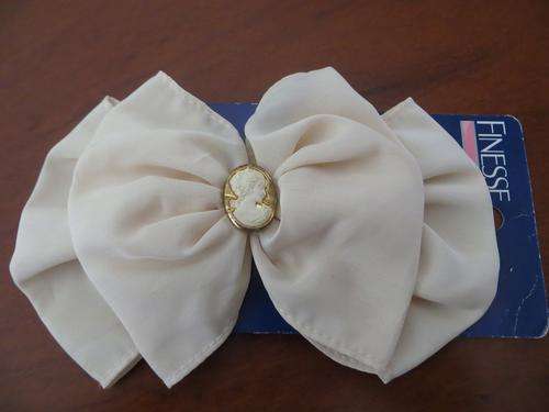 VINTAGE FINESSE CAMEO CREAM HAIR CLIP