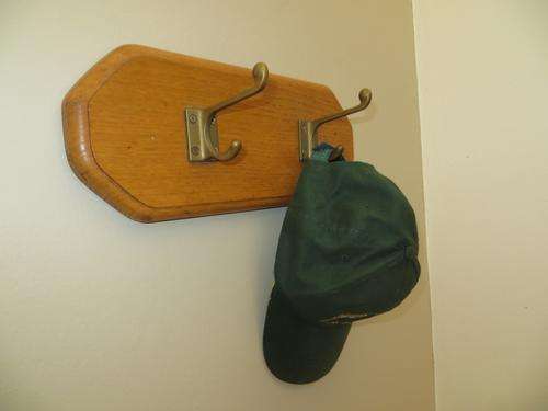SOLID VINTAGE OAK AND TWO BRASS HOOK WALL MOUNTED COAT HANGER