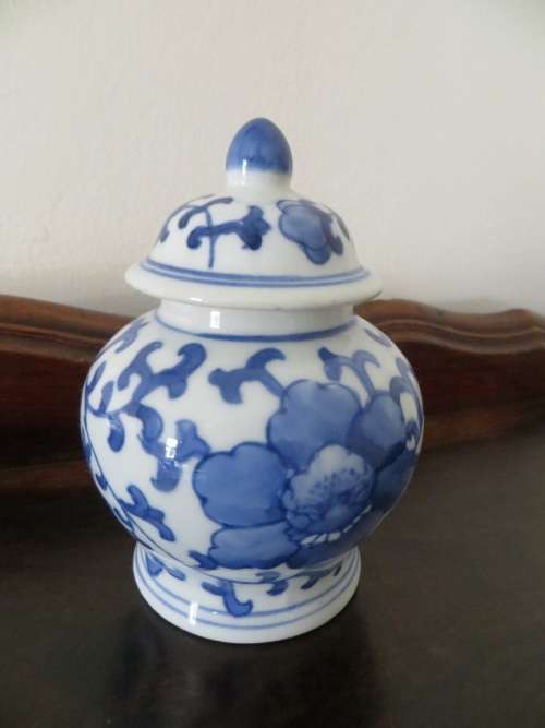 Beautiful Classic Hand Painted Blue and White Oriental Lidded/Cap Ginger Jar