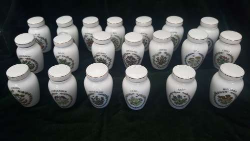 26 Gloria Concepts Inc.The Franklin Mint Set Porcelain spice jars 1985 Japan
