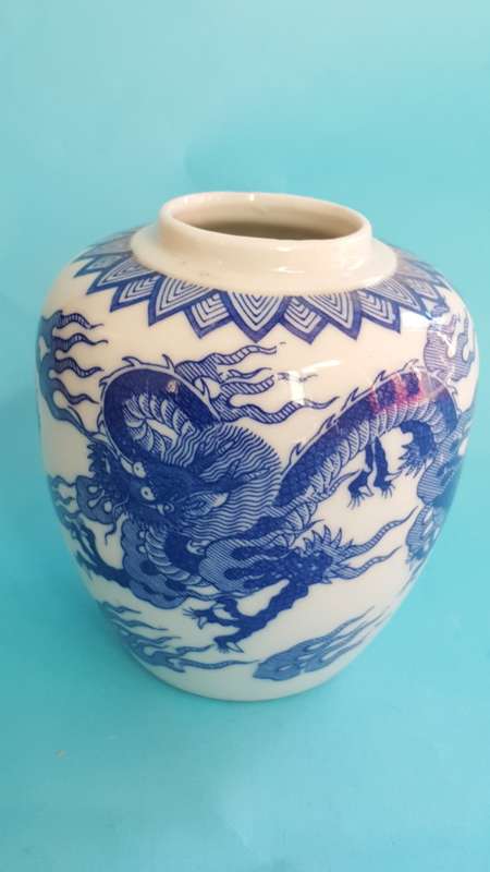 Beautiful Blue and White Oriental Chinese Dragon Ginger Jar