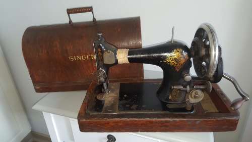 ANTIQUE 1910 SINGER HAND CRANK SEWING MACHINE WITH CARRY CASE