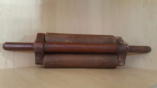 ANTIQUE FARMHOUSE WOODEN PASTA ROLLER PIN