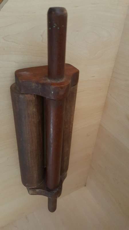 ANTIQUE FARMHOUSE WOODEN PASTA ROLLER PIN