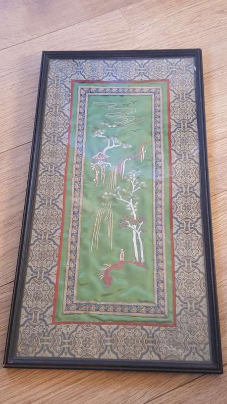 BEAUTIFUL DETAILED VINTAGE Chinese Hand Embroidered Village/mountain scene on Silk