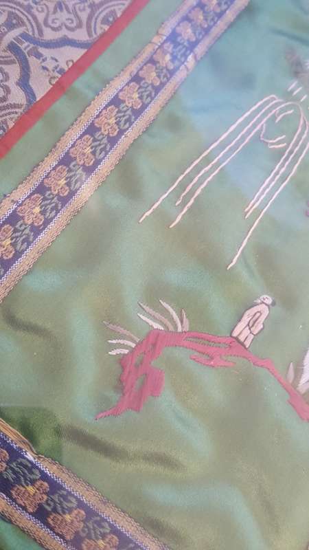 BEAUTIFUL DETAILED VINTAGE Chinese Hand Embroidered Village/mountain scene on Silk