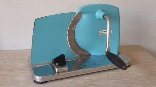 VINTAGE PINEWARE ENAMEL BLUE BREAD SLICER