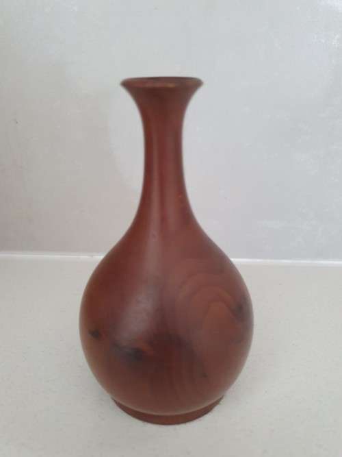 BEAUTIFUL HAND CRAVED WOODEN VASE (BY PETER BOMFORD) LIVERTON, DEVON