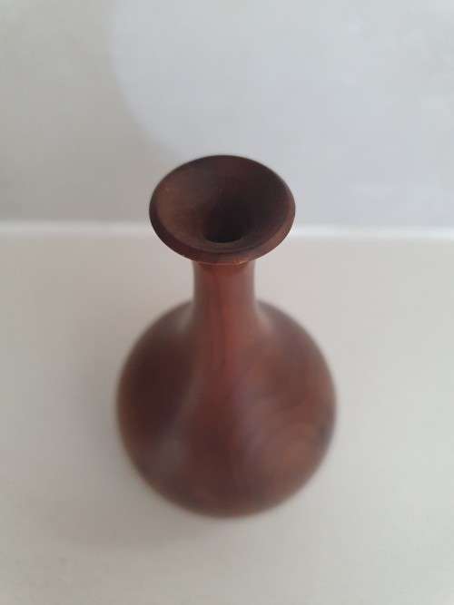 BEAUTIFUL HAND CRAVED WOODEN VASE (BY PETER BOMFORD) LIVERTON, DEVON