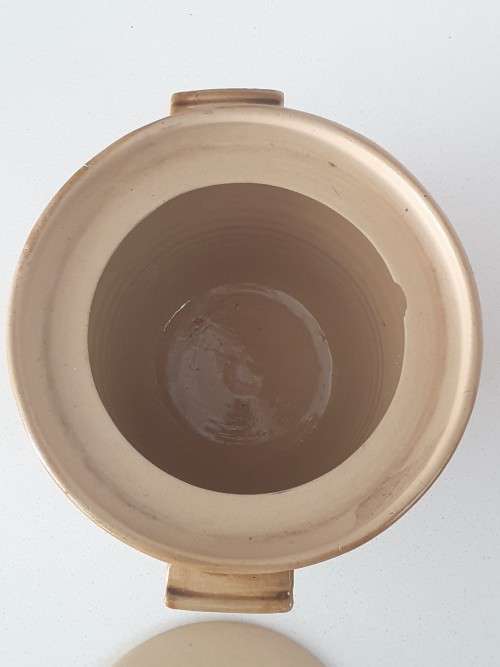 VINTAGE CERAMIC POTTERY HANDLED POT WITH LID (KALAHARI POTTERY)?