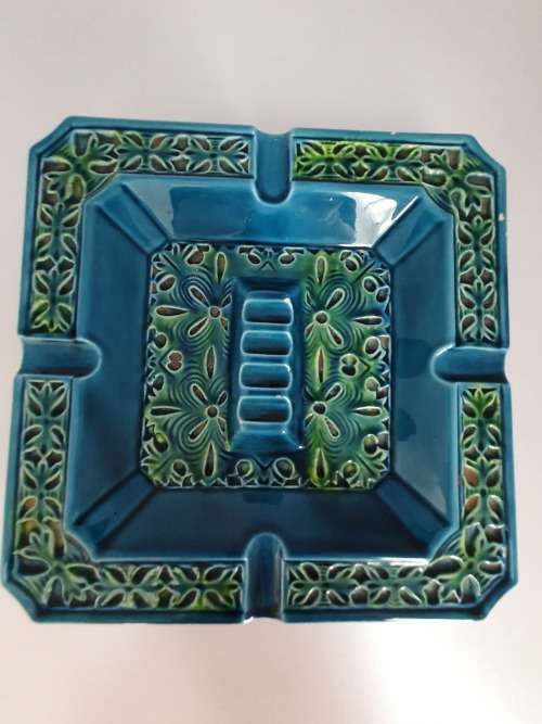 BEAUTIFUL DETAILED MAJOLICA TURQUOISE AND GREEN ASHTRAY