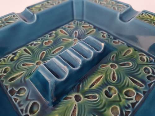 BEAUTIFUL DETAILED MAJOLICA TURQUOISE AND GREEN ASHTRAY