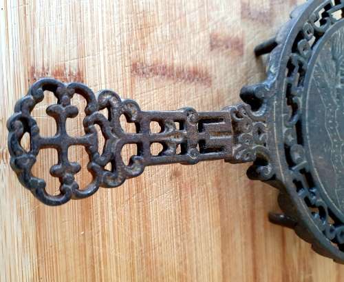 Antique Cast Iron Chinese Blue Willow Design trivet/pot Holder (Patent no.)