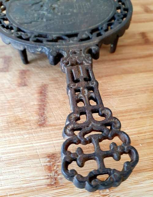 Antique Cast Iron Chinese Blue Willow Design trivet/pot Holder (Patent no.)