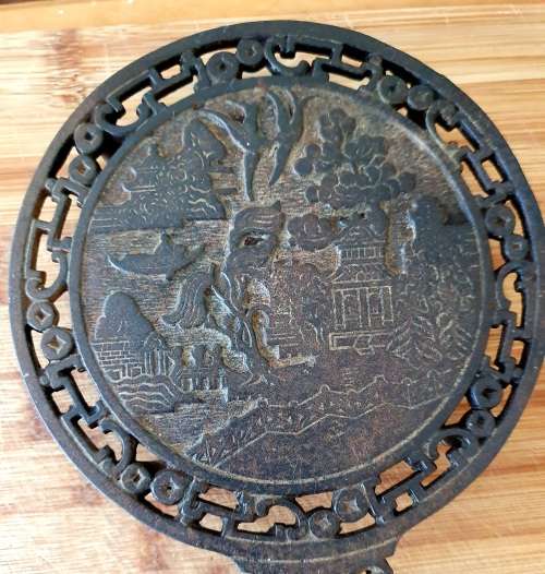 Antique Cast Iron Chinese Blue Willow Design trivet/pot Holder (Patent no.)
