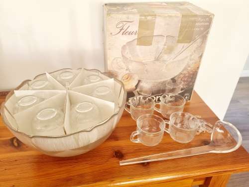 Arcoroc France Fleur Flower Punch Bowl Set (12 Guests)