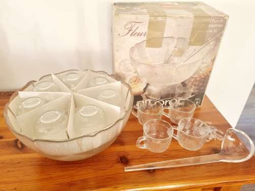 Arcoroc France Fleur Flower Punch Bowl Set (12 Guests)