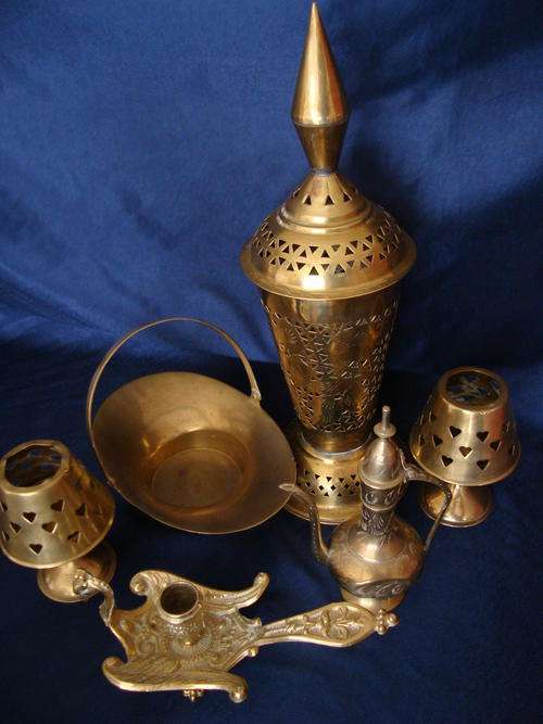 SELECTION OF BRASS ITEMS