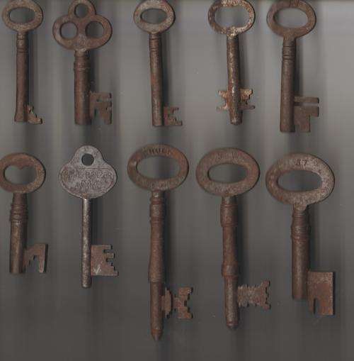 SET OF 10 OLD KEYS !!!