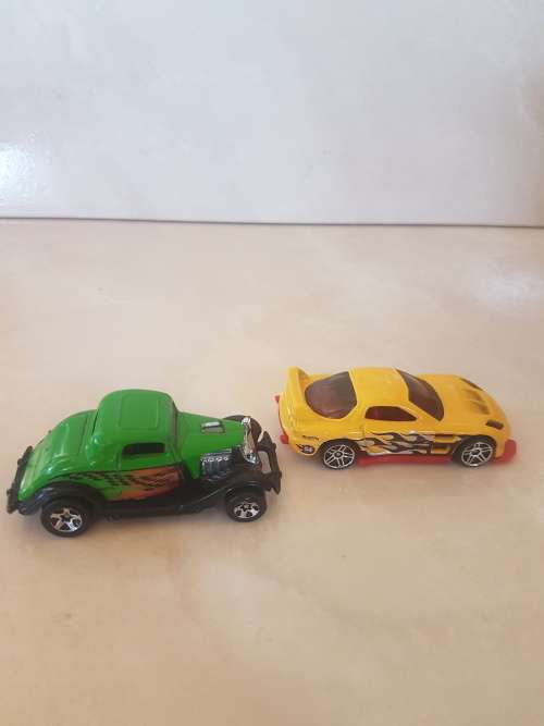 2x Hotwheels,Maisto Volkswagen New Beetle&Realtoy Audi R8 v10