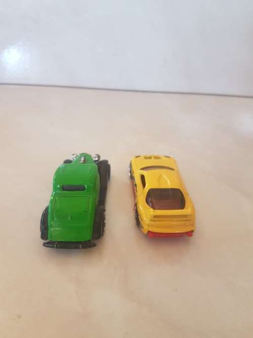 2x Hotwheels,Maisto Volkswagen New Beetle&Realtoy Audi R8 v10