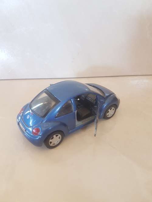2x Hotwheels,Maisto Volkswagen New Beetle&Realtoy Audi R8 v10