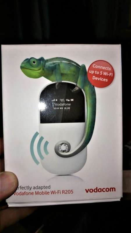 NEW Vodafone Mobile Wi-Fi R205 3G Wireless Router Plus Free Gift Vodafone 3G Dongle