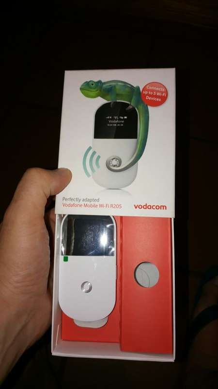 NEW Vodafone Mobile Wi-Fi R205 3G Wireless Router Plus Free Gift Vodafone 3G Dongle