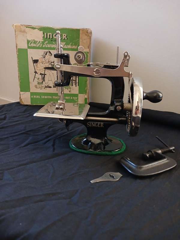 Singer Child`s 20 Sewing machine