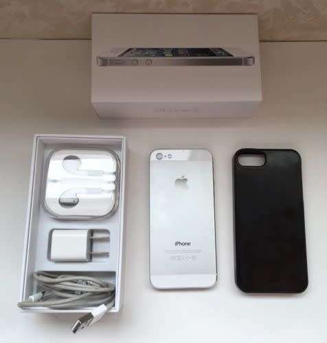 IPHONE 5S, 32GB, SILVER IN COLOUR, GOOD CONDITION, WITH ORIGINAL CHARGER AND PHONE AND WITH BOX